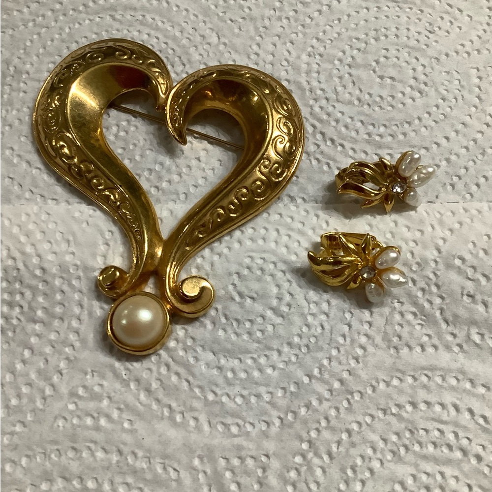 Vintage Avon, Jj, & Roman brand jewelry. Brooches and earrings. - Picture 2 of 6